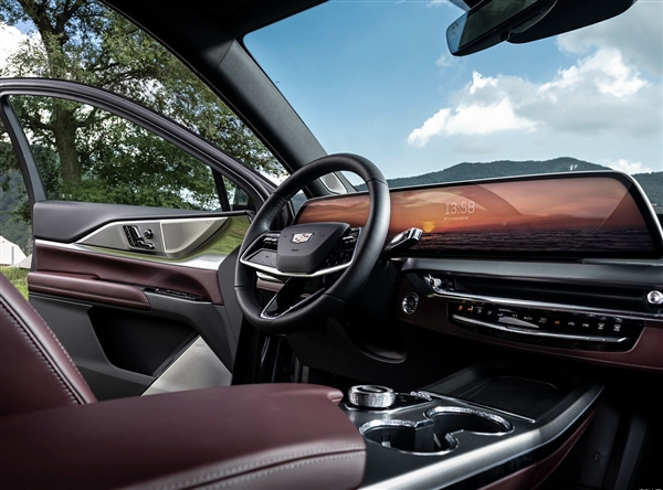 欧陆平台官方：更长更宽更高！全新一代凯迪拉克XT5实车亮相成都车展